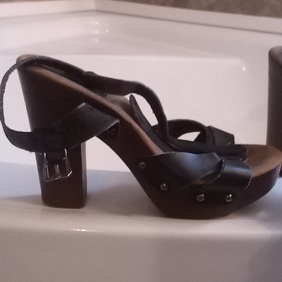 Open-faced buckle up heels - Picture 2 of 2